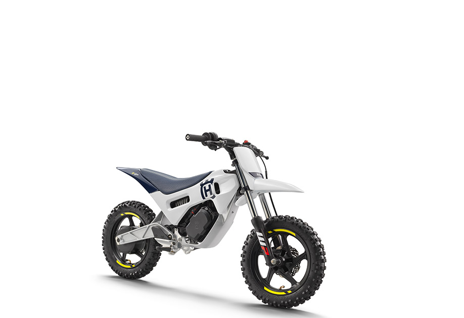 PHO_BIKE_PERS_REVO_HQV-EE2-MY24-front-right_#SALL_#AEPI_#V1.jpg